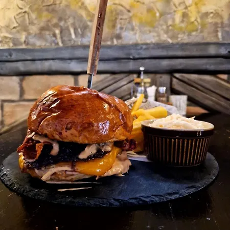 Bacchus Pub Es Panzio 住宿加早餐酒店